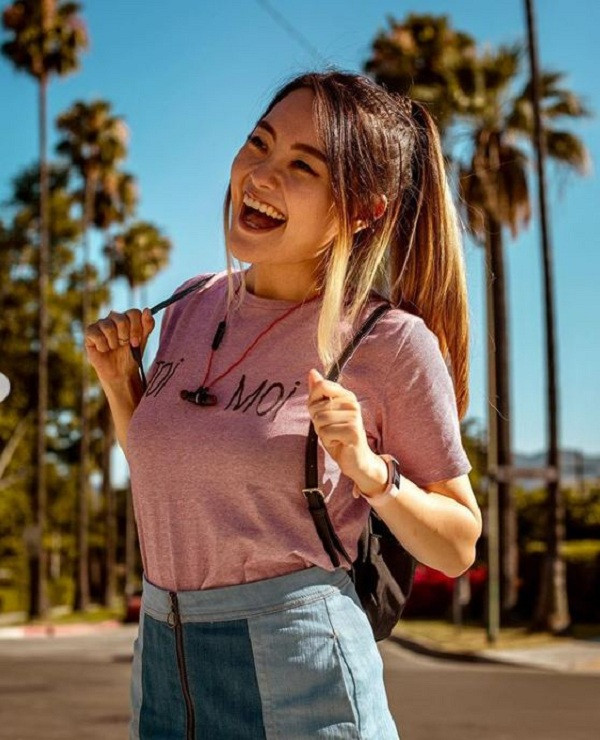 Nói về lý do lựa chọn làm streamer Twitch thay vì theo học trường y, nữ streamer nói công việc này có thể là một lối thoát. Cô xem việc streamer và cộng đồng xem stream của mình là nơi giải trí để mọi người tạm gác lại cuộc sống bận rộn của họ