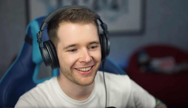 Với thu nhập 12 triệu USD/năm, DanTDM (Daniel Middleton) đứng ở vị trí thứ 9 trong top Youtuber thu nhập khủng trên thế giới. Các video của Daniel chủ yếu về bình luận game và anh hiện cũng là một game thủ chuyên nghiệp.