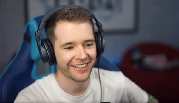 Với thu nhập 12 triệu USD/năm, DanTDM (Daniel Middleton) đứng ở vị trí thứ 9 trong top Youtuber thu nhập khủng trên thế giới. Các video của Daniel chủ yếu về bình luận game và anh hiện cũng là một game thủ chuyên nghiệp.