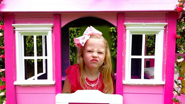 Nhiều người sẽ phải bất ngờ khi biết rằng cô bé 5 tuổi người Nga - Anastasia Radzinskay đứng ở vị trí thứ 3 trong danh sách này với thu nhập tới 18 triệu USD/năm. Kênh Like Nastya thu hút 56,5 triệu đăng ký, video chủ yếu là cảnh cô bé chơi với bố, chơi đồ chơi… và nói nhiều thứ tiếng khác nhau.