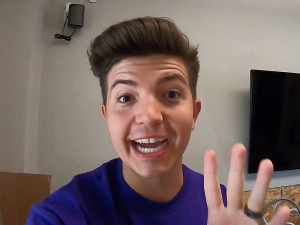 Arsement xuất thân là game thủ, bắt đầu chơi và đăng các video về Call of Duty, sau đó là Minecraft. Kênh Preston hiện có 13,4 triệu đăng ký, 4 tỷ lượt xem, đem về cho anh chàng thu nhập 14 triệu USD.