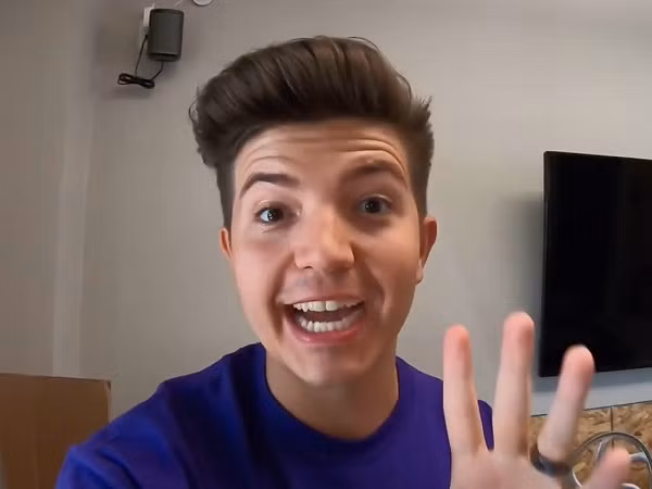 Arsement xuất thân là game thủ, bắt đầu chơi và đăng các video về Call of Duty, sau đó là Minecraft. Kênh Preston hiện có 13,4 triệu đăng ký, 4 tỷ lượt xem, đem về cho anh chàng thu nhập 14 triệu USD.