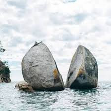 Họ cho rằng khối đá bí ẩn không hoàn toàn tự nhiên, chúng dường như được xây dựng thêm để nâng đỡ và giữ vững đá Táo tách đôi.