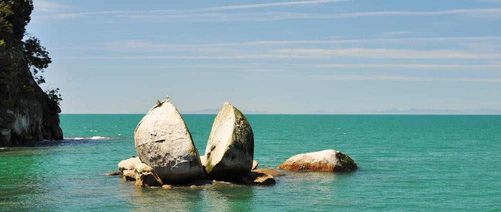 Khối đá bí ẩn này được nâng đỡ bởi những tảng đá granit nhiều hình thù trên một hòn đảo, cách bờ biển 50m.