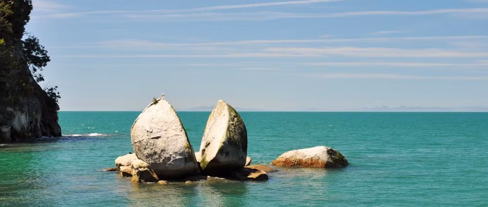 Khối đá bí ẩn này được nâng đỡ bởi những tảng đá granit nhiều hình thù trên một hòn đảo, cách bờ biển 50m.