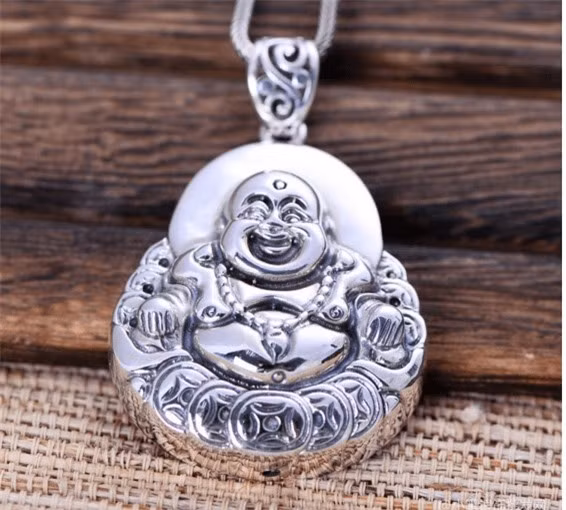 Bạc: Từ ngàn xưa, kim loại này đã được dùng trong buôn bán và làm cơ sở cho nhiều hệ thống tiền tệ. Ngày nay, ngoài việc được sử dụng làm các đồ trang trí có giá trị, bạc còn được sử dụng trong nhiều lĩnh vực khác như làm răng giả, linh kiện điện tử hay sản xuất gương cần độ phản xạ cao.