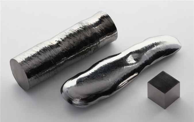 Reni: Những kim loại được xếp hạng quý là do chúng khó tìm và đặc biệt khó phân tích. Việc khai thác kim loại hiếm bao giờ cũng là quy trình phức tạp và đắt tiền. Chẳng hạn như cần phải xử lý một lượng lớn khoáng thạch mới chiết ra được 1kg kim loại hiếm Rhenium. Rhenium được các nhà khoa học tìm ra vào năm 1925. Tên gọi của nó xuất phát từ tên sông Rhein của Đức (vì người ta tìm ra nó ở Đức).