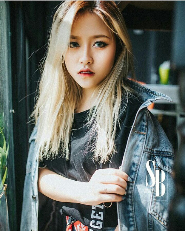 Dù chỉ có thời lượng tối đa là 15 giây nhưng Trà Đặng rất biết cách chăm chút cho hình ảnh của mỗi video TikTok của mình. Từ trang phục cho đến phụ kiện hay kiểu tóc... tất tần tật mọi thứ đều được cô nàng phối hợp một cách ăn ý và vô cùng thu hút.