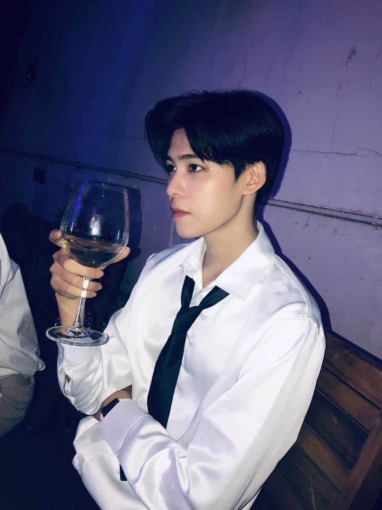 Dương Thanh Duy là hot boy sinh năm 2000 nổi tiếng với nhiều video nhảy bắt trend không thua các vũ công chuyên nghiệp trên TikTok.