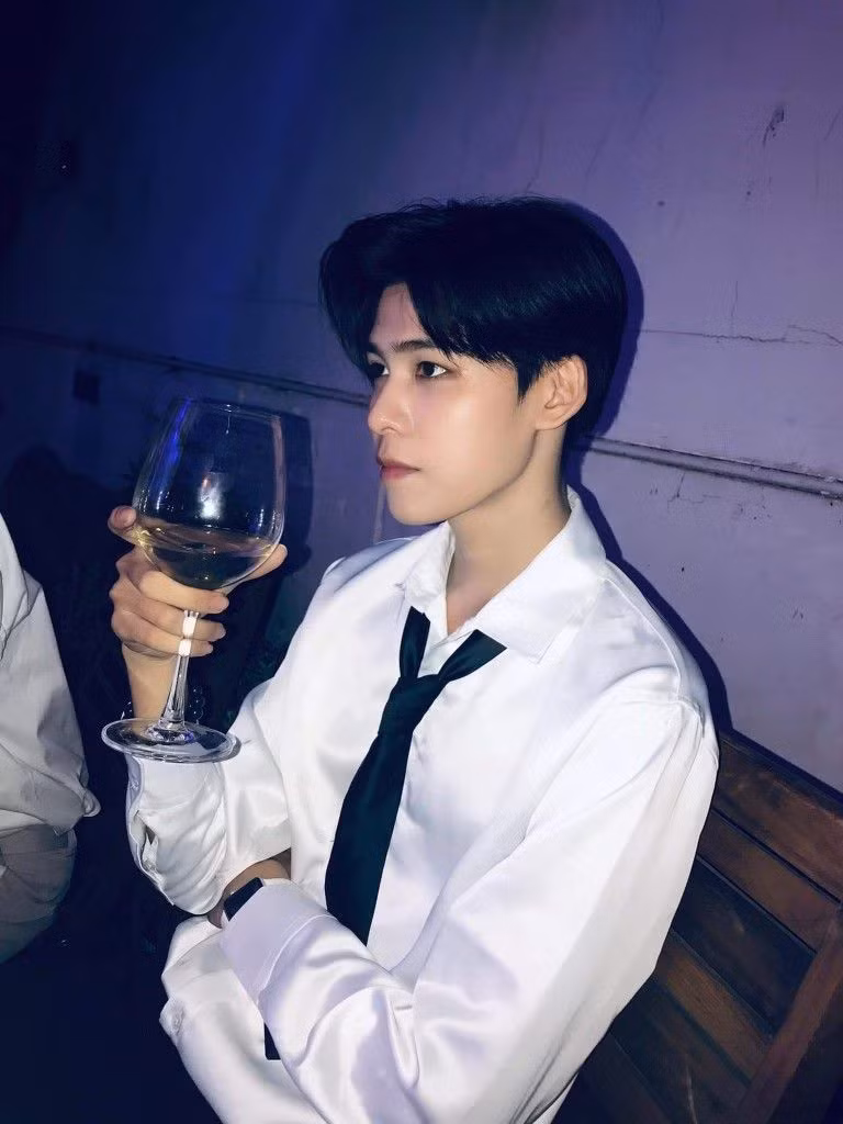 Dương Thanh Duy là hot boy sinh năm 2000 nổi tiếng với nhiều video nhảy bắt trend không thua các vũ công chuyên nghiệp trên TikTok.