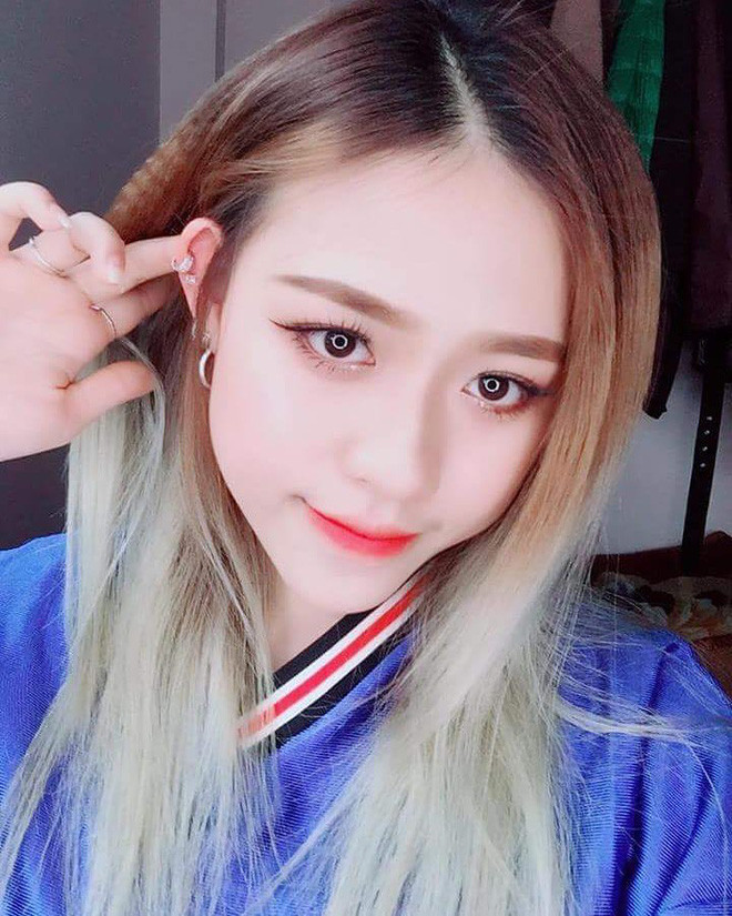 Nữ TikToker này vừa qua xuất hiện tại chương trình Nhanh như chớp và gây ấn tượng với vẻ ngoài vô cùng mị lực với mắt sâu, dáng mũi cao và gu ăn mặc cá tính. Cô nàng hiện là 1 trong những top TikToker sở hữu lượt theo dõi cao nhất tại Việt Nam.