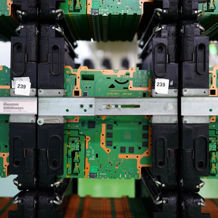 Ở bên trong, những người khách tham quan được chào đón bởi âm thanh của những mô tơ chạy hết công suất, tạo ra những chiếc máy PS4 một cách mượt mà uyển chuyển.