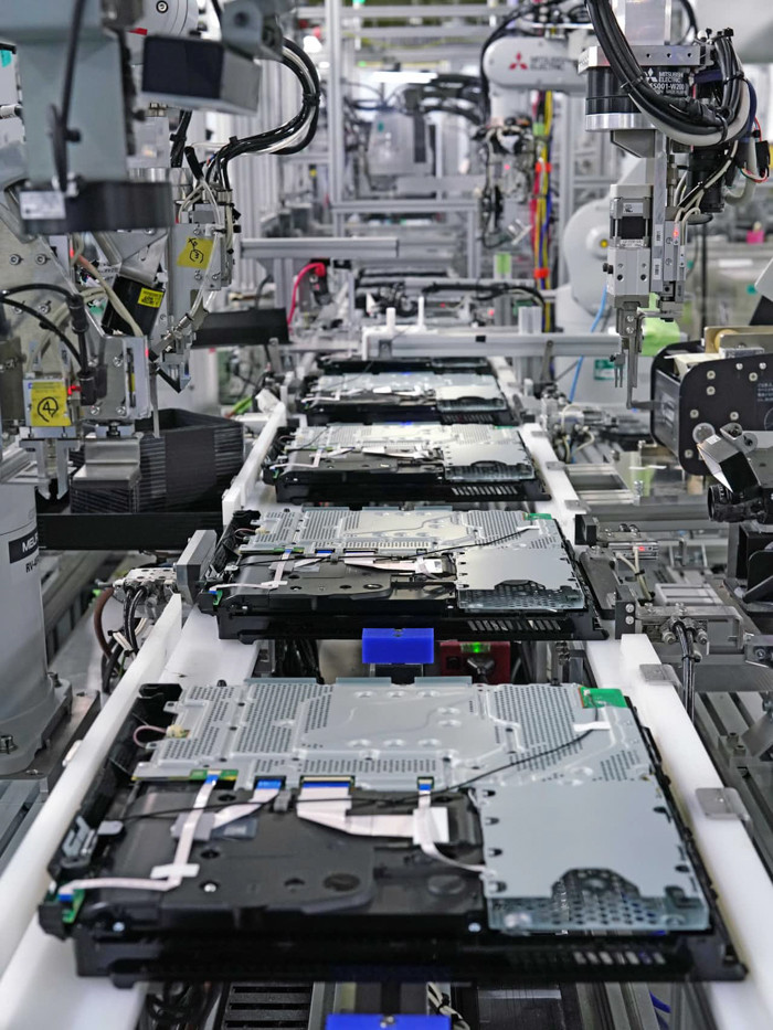 Một trong những thành tựu rất lớn của nhà máy này là sử dụng robot để thực hiện những công đoạn tưởng chừng cần tới bàn tay con người, như hàn dây, hoặc đóng những linh kiện dễ uốn cong vào cỗ máy PS4.