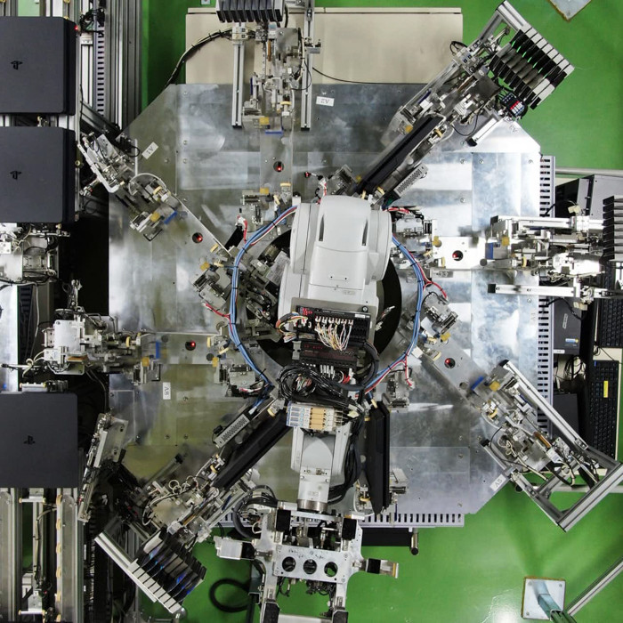 Lấy ví dụ, quá trình gắn cáp dẹt yêu cầu một cánh tay robot giữ sợi cáp, và một cánh tay khác uốn nó. Sau đó sợi cáp này được gắn vào đúng vị trí, yêu cầu đúng áp lực từ robot. Đối với con người, đó là một nhiệm vụ rất đơn giản, nhưng để lập trình robot vận hành đúng như vậy lại là một thử thách khác.