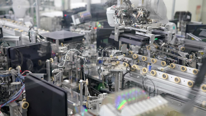 Mỗi công đoạn, từ bắt đầu lắp ráp đến trước lúc đóng gói đều được triển khai tự động hóa hoàn toàn. Quá trình robot làm việc cùng con người được tối ưu hết sức có thể, để từ đó tối đa hóa lợi nhuận. Hiroyuki Kusanabe, kiến trúc sư trưởng SGMO cho biết: “Chúng tôi đã tạo ra một dây chuyền sản xuất đem về lợi nhuận.”