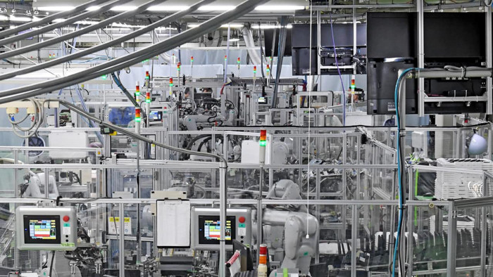 Trong nhà máy này, chỉ có rất ít nhân sự đảm trách những phần việc đầu vào và đầu ra.