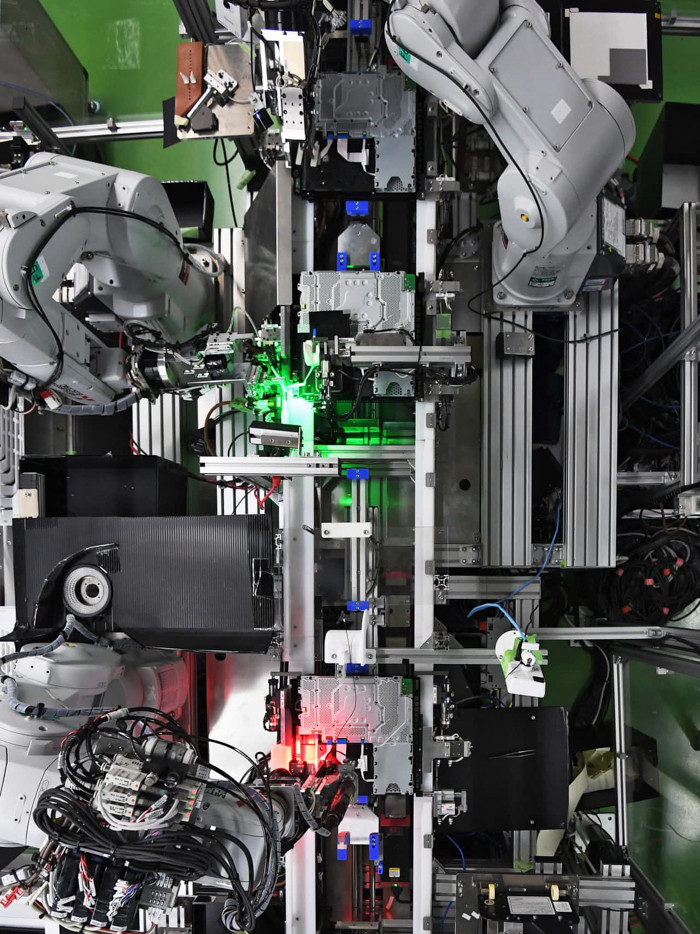 Ngoài 4 người đó, không một ai được đặt chân vào trong dây chuyền sản xuất này.