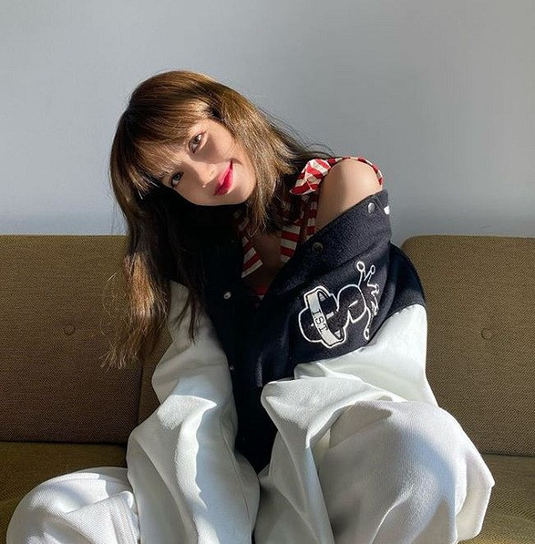 Trước đó, em út BlackPink chiếm vị trí số 15 trong top nghệ sĩ châu Á có nhiều follower Instagram nhất và vị trí số 17 trong Top Instagram có tầm ảnh hưởng lớn nhất thế giới.