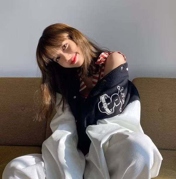 Trước đó, em út BlackPink chiếm vị trí số 15 trong top nghệ sĩ châu Á có nhiều follower Instagram nhất và vị trí số 17 trong Top Instagram có tầm ảnh hưởng lớn nhất thế giới.