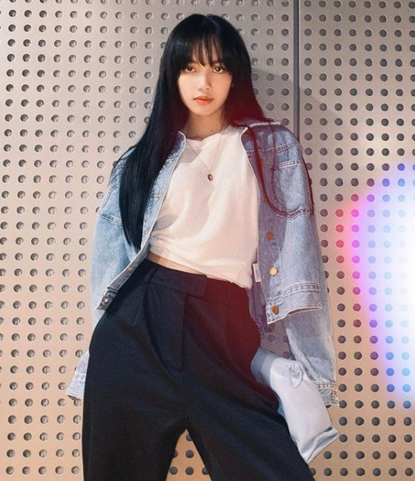 Với cột mốc mới này, dân tình điểm sơ sơ lại loạt kỉ lục Lisa đạt được và ai nấy cũng choáng váng trước sức hút khủng của mỹ nữ nhà YG. Hiện cô nàng là ''Nghệ sĩ Thái Lan được theo dõi nhiều nhất Instagram''; ''Nghệ sĩ K-Pop có bài đăng đạt nhiều like nhất trên Instagram'', ''Nghệ sĩ K-Pop có nhiều bài đăng đạt hơn 6 triệu lượt like nhất''.