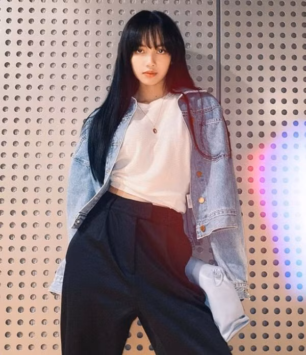 Với cột mốc mới này, dân tình điểm sơ sơ lại loạt kỉ lục Lisa đạt được và ai nấy cũng choáng váng trước sức hút khủng của mỹ nữ nhà YG. Hiện cô nàng là ''Nghệ sĩ Thái Lan được theo dõi nhiều nhất Instagram''; ''Nghệ sĩ K-Pop có bài đăng đạt nhiều like nhất trên Instagram'', ''Nghệ sĩ K-Pop có nhiều bài đăng đạt hơn 6 triệu lượt like nhất''.