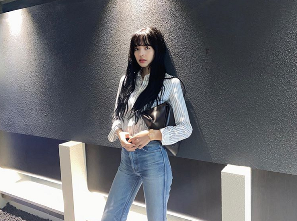 Lisa sở hữu lượng fan đông đảo nhờ tài ''bắn rap'' đỉnh cao, được ví như cỗ máy nhảy của Kpop, hơn thế nữa là thân hình cân đối, gương mặt búp bê xinh đẹp. Độ nổi tiếng của em út BLACKPINK không chỉ phủ sóng tại Hàn hay quê nhà Thái Lan mà còn lan rộng sang nhiều nước châu Á và cả châu Âu, châu Mỹ.