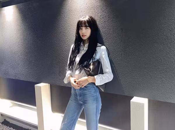 Lisa sở hữu lượng fan đông đảo nhờ tài ''bắn rap'' đỉnh cao, được ví như cỗ máy nhảy của Kpop, hơn thế nữa là thân hình cân đối, gương mặt búp bê xinh đẹp. Độ nổi tiếng của em út BLACKPINK không chỉ phủ sóng tại Hàn hay quê nhà Thái Lan mà còn lan rộng sang nhiều nước châu Á và cả châu Âu, châu Mỹ.