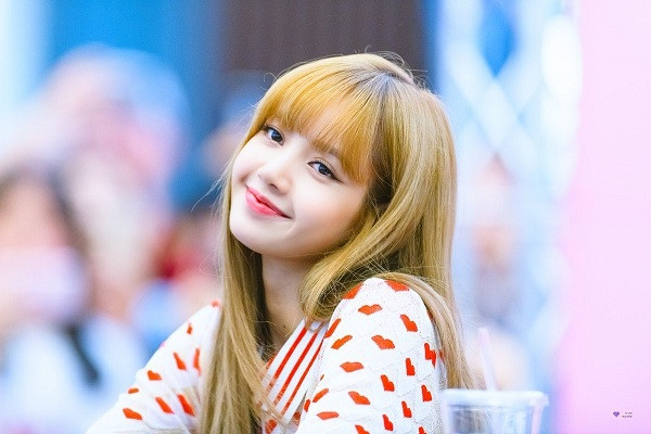 ''Búp bê Thái'' Lisa của BlackPink vừa lập 4 kỷ lục khủng trên mạng xã hội, không còn nghi ngờ gì nữa đây chính là mỹ nhân Kpop hot nhất hiện nay.