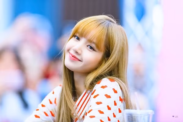''Búp bê Thái'' Lisa của BlackPink vừa lập 4 kỷ lục khủng trên mạng xã hội, không còn nghi ngờ gì nữa đây chính là mỹ nhân Kpop hot nhất hiện nay.