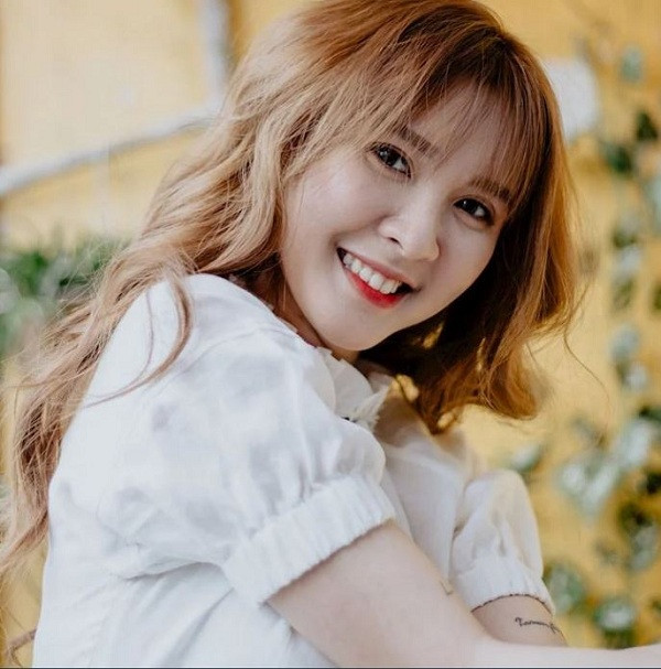 Dù chỉ xuất hiện với lớp make up nhẹ hay ''lên đồ sương sương'', nhan sắc của nữ streamer trên TikTok cũng đủ đốn tim người xem.