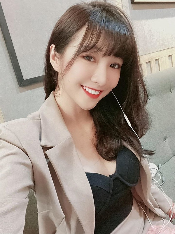 Cô cũng sở hữu tài khoản TikTok để gia tăng tương tác với người hâm mộ và kịp thời theo trend hot nhất trên nền tàng này. Có thể thấy trong các đoạn clip Như Hexi không khác quá nhiều so với phiên bản ''ảnh mạng'', nhưng độ lung linh thì có kém đôi chút.