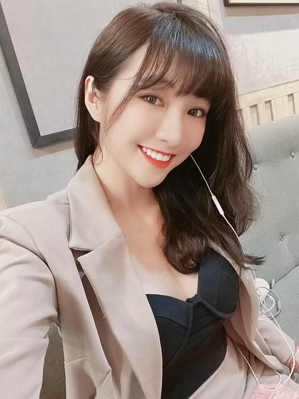 Cô cũng sở hữu tài khoản TikTok để gia tăng tương tác với người hâm mộ và kịp thời theo trend hot nhất trên nền tàng này. Có thể thấy trong các đoạn clip Như Hexi không khác quá nhiều so với phiên bản ''ảnh mạng'', nhưng độ lung linh thì có kém đôi chút.