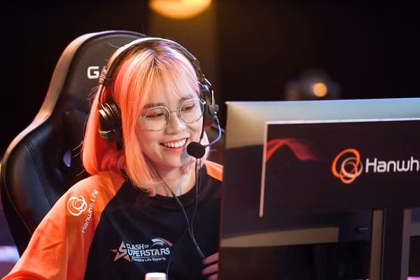 Có thể thấy cho dù xuất hiện trên TikTok, mạng xã hội hay ngoài đời, tại những giải đấu game, ''Mẹ Mít" vẫn giữ nguyên vẻ xinh đẹp, cá tính của mình.