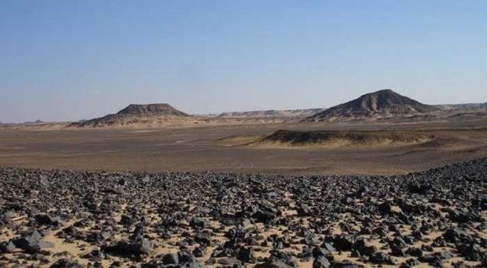 Sa mạc Đen ở Ai Cập gây ấn tượng với những tảng đá đen bí ẩn. Sa mạc Đen sở hữu những ngọn núi hình dạng núi lửa với một lượng lớn đá màu đen. Nằm lẫn giữa những mảng đất màu vàng nâu cho nên sa mạc Đen không “đen” như chúng ta tưởng tượng khi nghe tên nó.