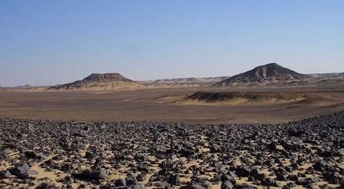 Sa mạc Đen ở Ai Cập gây ấn tượng với những tảng đá đen bí ẩn. Sa mạc Đen sở hữu những ngọn núi hình dạng núi lửa với một lượng lớn đá màu đen. Nằm lẫn giữa những mảng đất màu vàng nâu cho nên sa mạc Đen không “đen” như chúng ta tưởng tượng khi nghe tên nó.