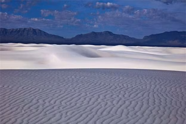 Sa mạc Chihuahua nằm giữa Mỹ và Mexico. Phần sa mạc bên Mexico được ngăn cách bắng 2 dãy núi Sierra Madre Occidental và Sierra Madre Oriental. Hai dãy núi này ngăn cản hơi ẩm từ Vịnh Mexico và Thái Bình Dương vào khu vực.