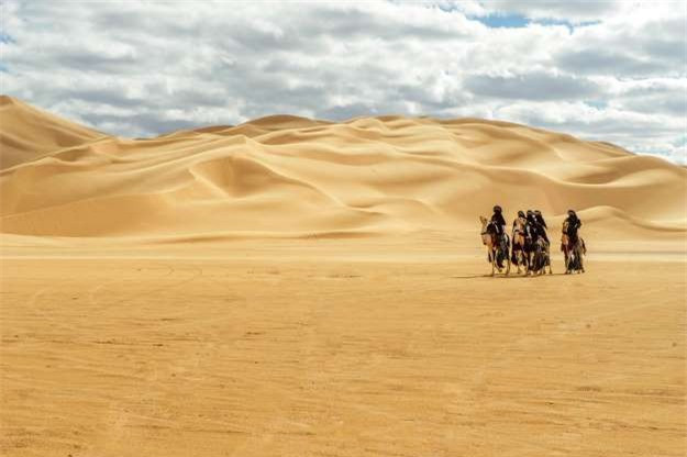 Không thể thiếu cái tên Sahara ở vùng Bắc Phi. Đây là sa mạc nóng lớn nhất thế giới, có diện tích tương đương nước Mỹ, trải khắp các nước như Ma Rốc, Mauritania, Algeria, Libya, Niger, Tunisia, Chad, Ai Cập và Sudan. Sa mạc Sahara còn là "nhà" của những dãy núi như Tibetsi, Air, Hoggar, Sahara Atlas và những ngọn đồi Biển Đỏ.
