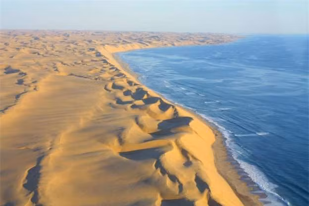 Sa mạc Namib ở vùng phía nam châu Phi. Đây là một trong những sa mạc cổ nhất thế giới và trải dọc 3 nước Namibia, Nam Phi và Angola. Một trong những điểm thu hút nhất của sa mạc Namib là Biển Cát Namin - sa mạc duy nhất nằm cạnh biển.