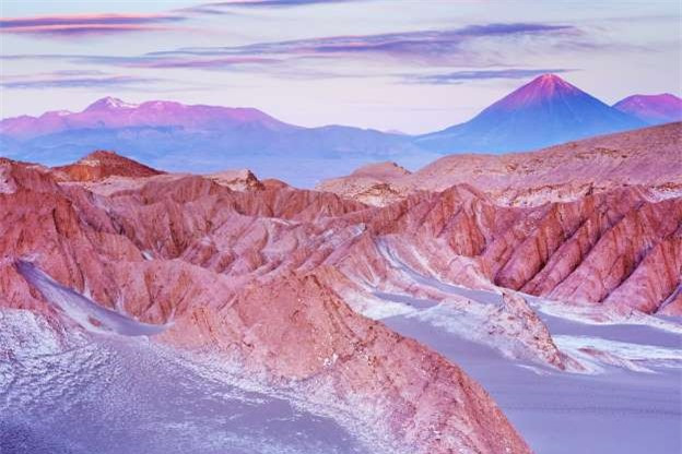 Atacama ở Chile là sa mạc khô cằn nhất trên thế giới với lượng mưa chỉ 15mm mỗi năm. Các mẫu đất đá ở đây thường bị so sánh với đất trên Sao hỏa. Dù khô cằn nhất, nhưng ở một số điểm cao nhất của sa mạc này, người ta vẫn phát hiện có tuyết. Sa mạc Arabian, Tây Á. Sa mạc này nằm trên một vùng lớn trong đó có Yemen, Oman, Jordan, Iraq và UAE. Các hoạt động quân sự và sản xuất dầu trong khu vực đã ảnh hưởng tới sự cân bằng sinh thái của khu vực, dẫn tới sự tuyệt chủng của nhiều loài, trong đó có cả linh dương.
