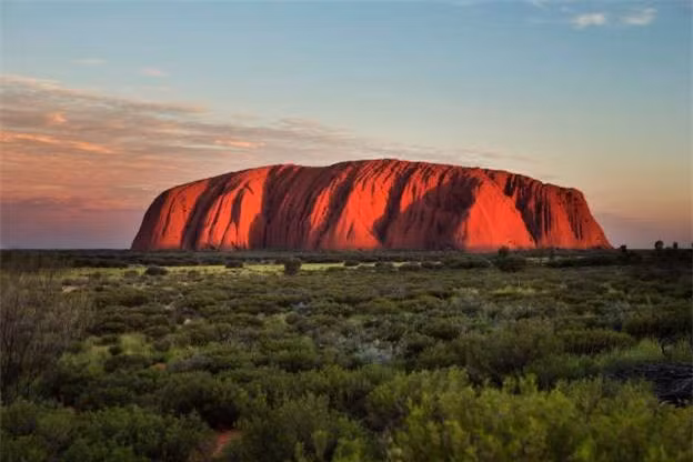 Sa mạc cát lớn ở Australia. Sa mạc lớn thứ 2 của lục địa này là nhà của các công viên quốc gia nổi tiếng: Công viên sông Rudall và công viên Uluru-Kata Tjuta. Trong đó, công viên Uluru-Kata Tjuta có núi đá Ayers (trong ảnh) là một thánh địa của người bản xứ.