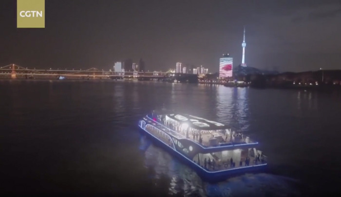 Với chiều dài 53,2 m, rộng 13,4 m, tàu Junlyu có thể chở tối đa 300 khách một lúc.