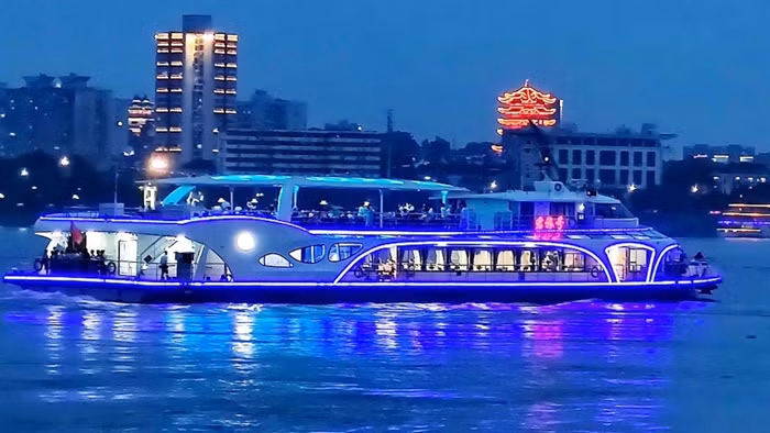 Tàu sử dụng năng lượng pin lithium có thể sạc lại và kéo dài 8 tiếng khi được sạc đầy.