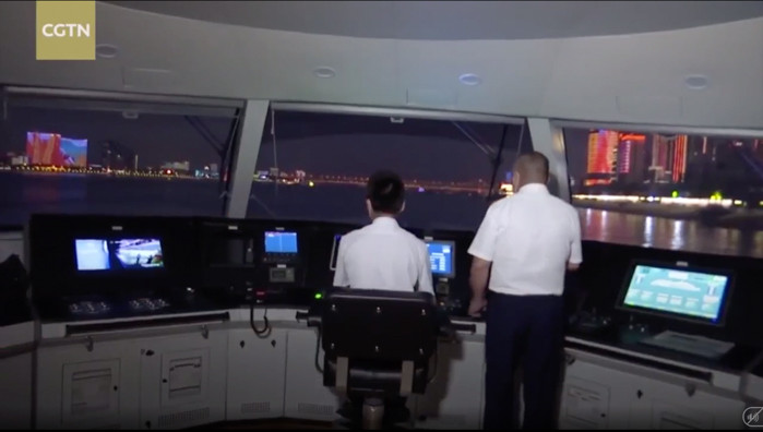 Trước đây, những chuyến phà truyền thống trên sông Dương Tử chỉ dùng để chở người từ bờ bên này sang bờ bên kia để phục vụ nhu cầu cuộc sống, học tập, làm việc.