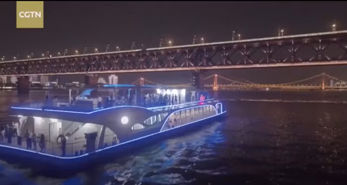 Sau này, những chiếc phà chuyển sang chở khách du lịch để quảng bá về nền văn hóa đặc trưng của dòng Dương Tử.