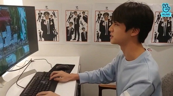 Tuy nhiên anh cả Jin từng nhiều lần khiến fan cười bò với những màn chơi game đắm đuối như thế này.