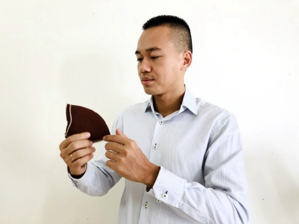 "Khi mọi người cùng đeo khẩu trang, ngoài yêu cầu kháng khuẩn, vì môi trường, còn phải mang tính thời trang và tinh tế". Và dĩ nhiên mẫu khẩu trang do công ty ông Thanh sản xuất đáp ứng đủ các yếu tổ đó.