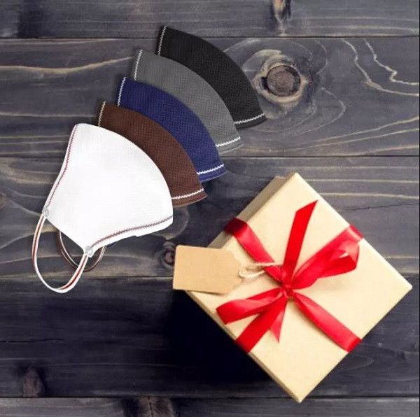 Mỗi chiếc màng lọc có thể sử dụng tối đa 30 ngày không cần giặt, với hiệu quả được chứng nhận tiêu chuẩn AATCCC 100 bởi QUATEST 3. Mỗi khẩu trang cà phê AirX được bảo quản riêng trong từng bao bì ba lớp chuyên dụng, đảm bảo tối đa chức năng khử trùng của màng lọc với các phân tử nano bạc.