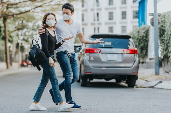 Về giá thành sản phẩm, hiện AirX đang được theo gói 5 chiếc với giá 445.000 đồng/gói, tương đương 89.000 đồng/chiếc. Như vậy, chi phí đối với người dùng sẽ vào khoảng 3.000 đồng/ngày cho tháng đầu tiên và 1.000 đồng/ngày những tháng còn lại khi chỉ cần thay thế màng lọc sau 30 ngày sử dụng.