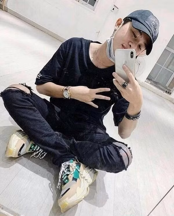 Sở hữu kênh Youtube triệu view, những bức ảnh trăm nghìn like, tương tác và bình luận, thế nhưng Jack lại không phải là fan cuồng của mạng xã hội hay các sản phẩm công nghệ. Nam ca sĩ trẻ không thường xuyên đăng tải hình ảnh cũng không hay cập nhật cuộc sống hàng ngày trên trang cá nhân như nhiều người nổi tiếng khác. Ảnh: FBNV