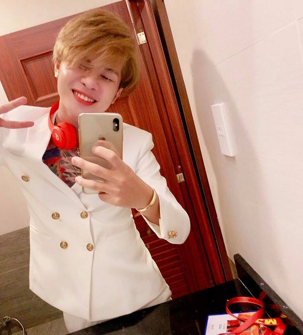 Trước khi cập nhật một trong số 3 phiên bản điện thoại mới nhất của Apple, Jack từng sử dụng iPhone XS Max. Đây cũng là chiếc smartphone được nhiều người nổi tiếng trong showbiz lựa chọn bởi sở hữu thiết kế đẹp mắt, sang chảnh, lại phục vụ nhu cầu chụp ảnh, selfie “chuẩn không cần chỉnh”. Ảnh: FBNV